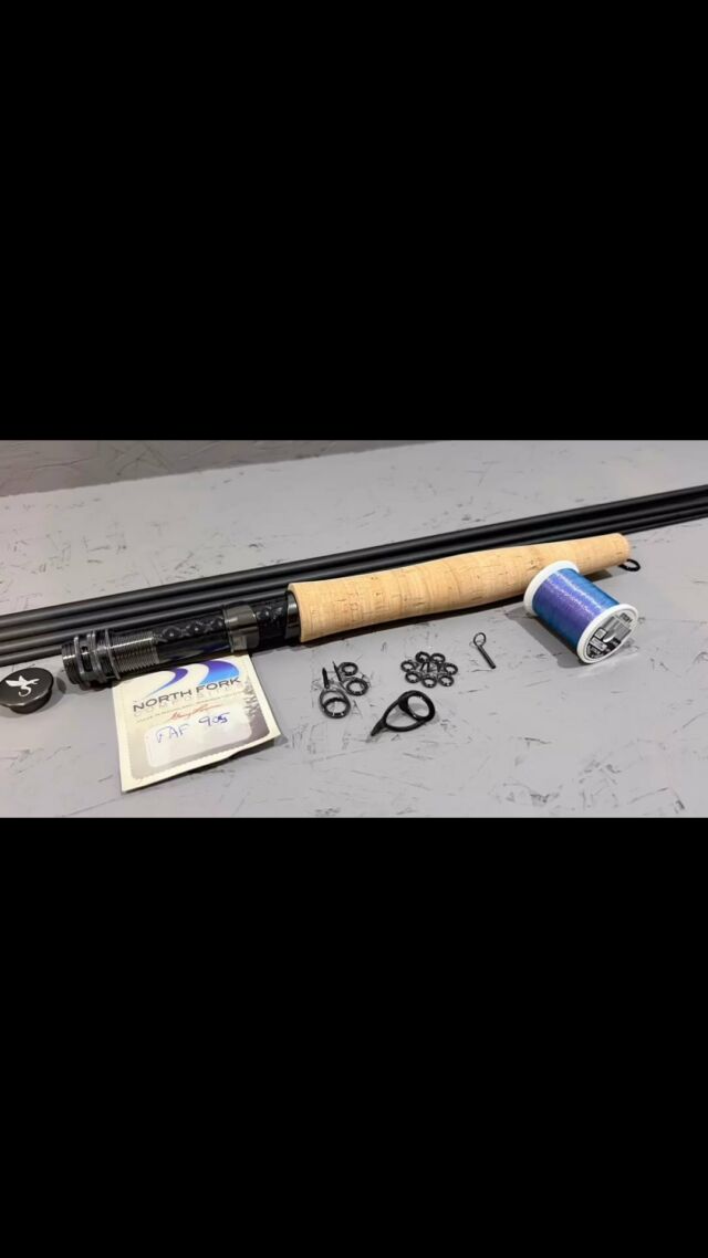 Un montage « vous êtes pas près » 🤣🤣 FAF905 de NFC et un tel joyau méritait bien du carbone sur le stripper, de la Torzite si la rampe d’anneau, le nouveau (magnifique) PM Flys Rodbuilder Republic et la rouche retro avec le grip liege Top Floor. @rodhouse_officiel @philrods @northforkcomposites