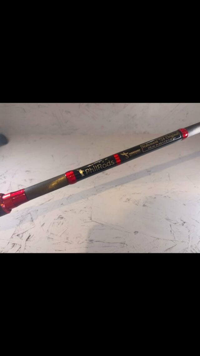 Variation de carbone avec un Statement 724 et une poignée XO et variation sur noir et rouge, qui fonctionne toujours… @rodhouse_officiel  @northforkcomposites  @philrods